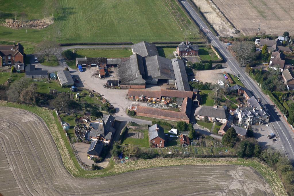 The Three Horseshoes Hotel Alton  Eksteriør billede